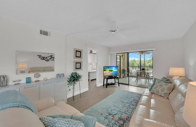 2B/2B Fairview Isles 116 Condo, Walk to Beach, Heated Pool!
