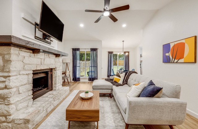 2B/2B Fully Furnished w/Fenced Yard by Domain ATX