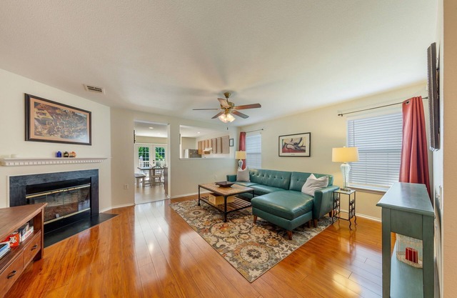 2B2B w/full backyard. Centrally located in S. ATX - small trained dog friendly
