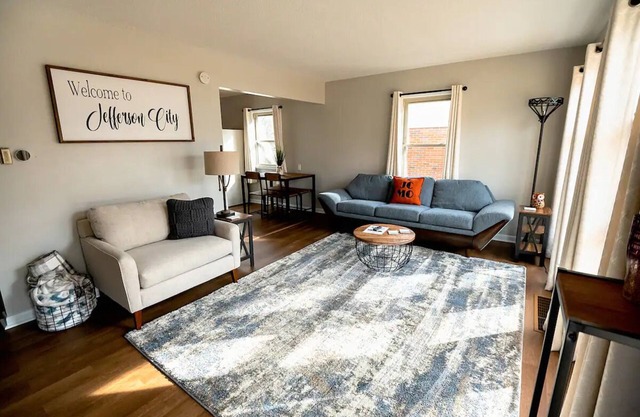 2BD, 1BA Home. 5-10 Minutes to ANYWHERE in JCMO!