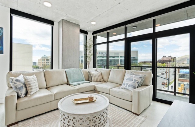 2bd/2ba Best style and location/Pool+spa/gym/pkg!