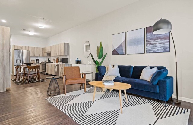 2Bd/2Ba w/Gym+Uptown Theater