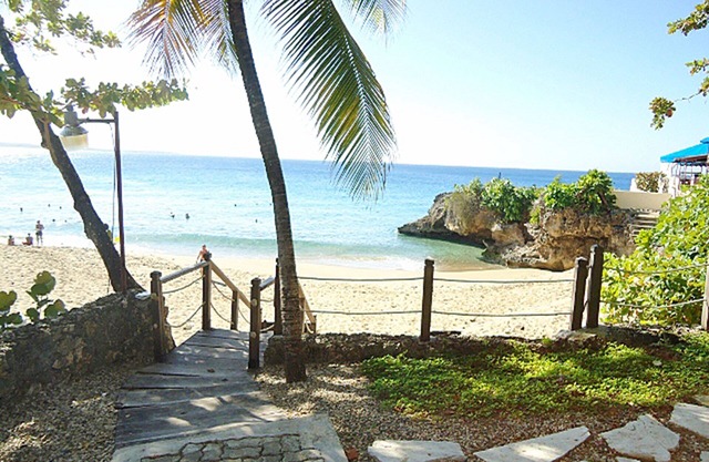 2bd Guest-friendly Condo Right On Sandy Beach, Near Bars!