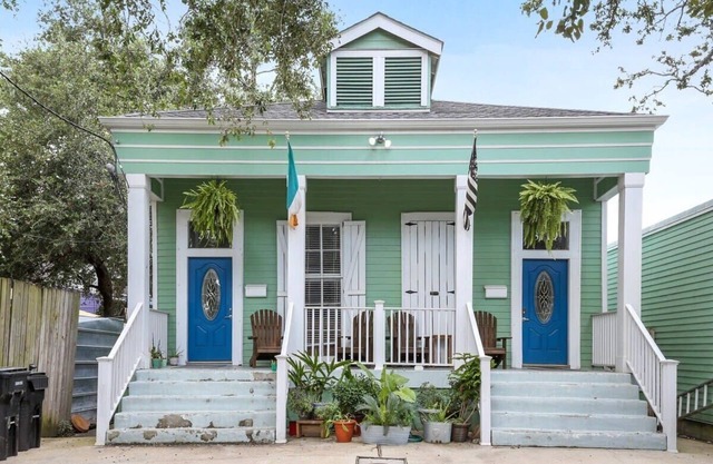 2BD In Heart of Mid CIty | 2 Blocks off Street Car