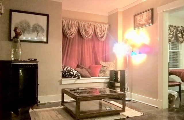 2Bed/1Bath ~ First Floor House, 7 min. Downtown