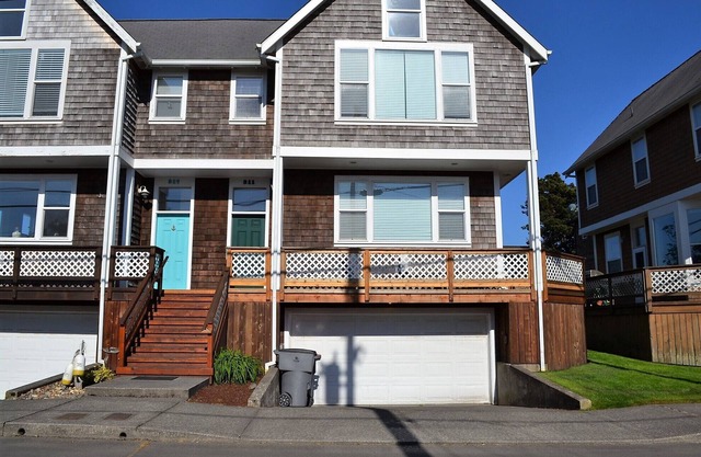 2Bed/2.5 Bath, Newly Re-modeled Townhouse, w/Fireplace, Close to Everything