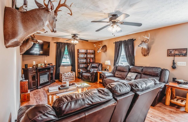 2BR-1B. Fire Pit With Stunning River View. Minutes From Downtown Huntington.