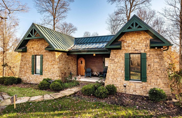 2BR, 2BA Log Cabin
