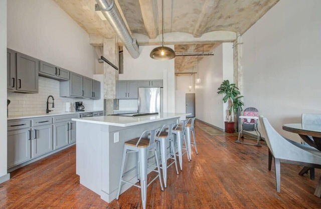 2BR/2BA Spacious Historic Loft With Gym