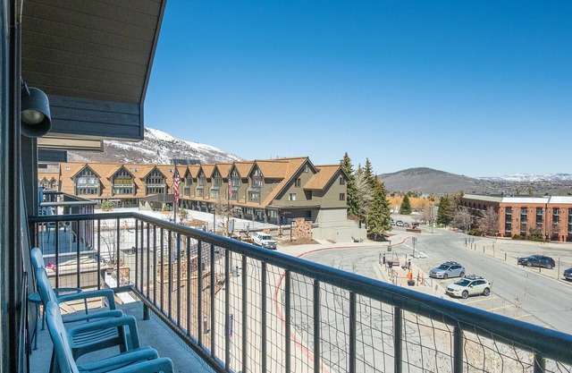 2BR 3BA True Ski in Ski out Condo at Park City.at the base of Mountain!