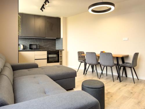2BR Business Suite with FREE GYM, by Holiwork Stays