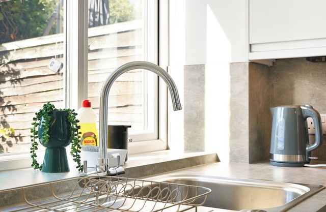 2BR Comfort Stay | Kitchen, Lounge & Sleeps 4