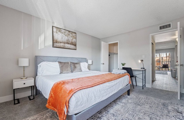 2BR/Pool/Gym/1 Mi To Banner Hospital