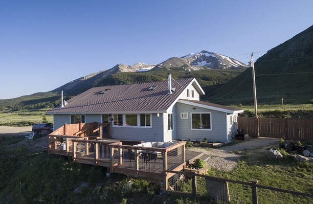 2BR Scenic Crested Butte Getaway- Breathtaking Views, Large Deck, Dogs Welcome