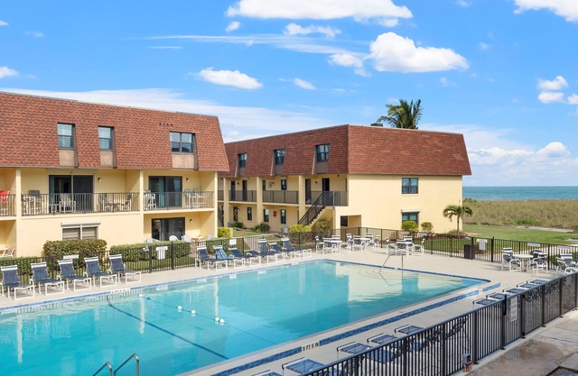 2BR Sleeps 6 Pool BBQ Steps to Beach for Family Fun! Amazing Location