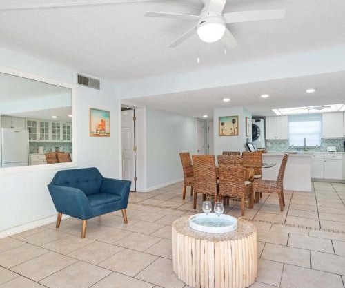 2BR Sleeps 6 Poolfront BBQ Steps to Beach & Pier