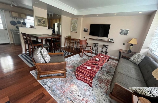 2BR Steps from Woodward, Royal Oak | Sleeps 5