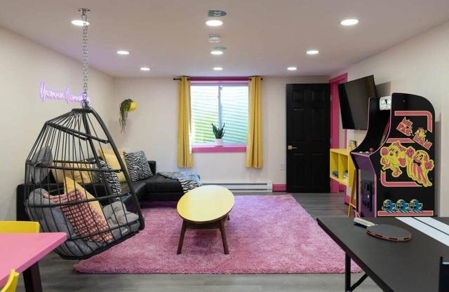 2BR Suite @Smuggs w/sauna, hot tub, arcade & river