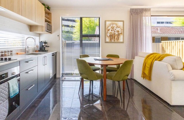 2BR Townhouse, Riccarton Mall, Hagley Park