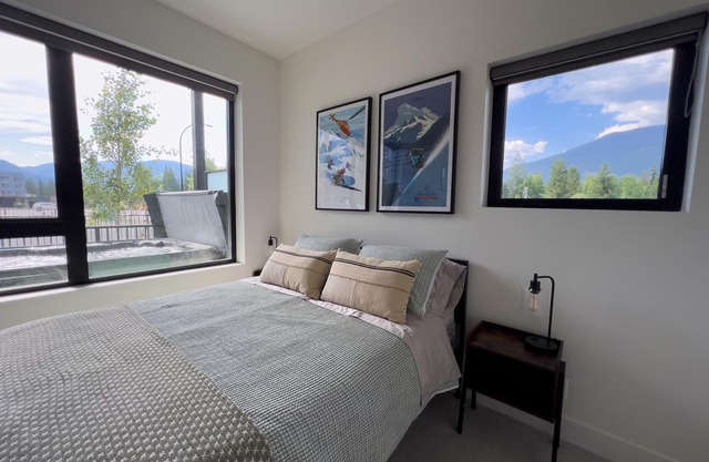 2br w/private hot tub - 5 min from Revelstoke Mountain Resort!
