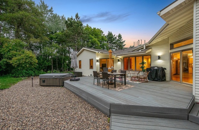 3 Acre Stillwater Oasis, Min from Downtown, Hot Tub