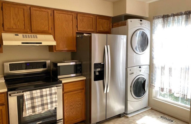 3 bed/1.5 bath in a Beautiful Townhouse