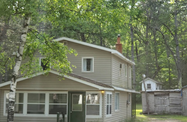 3 Bed, 1 Bath home with shared pontoon, 2 seat kayak and lake access nearby.