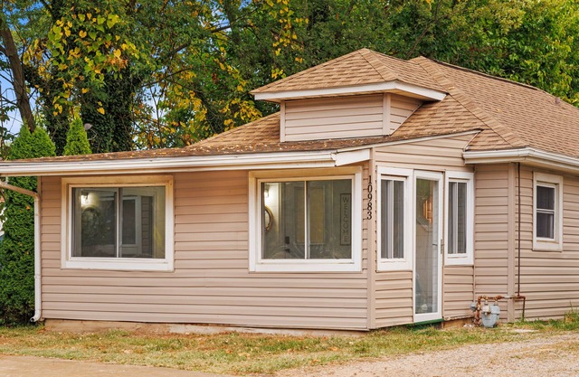3-bed, 2-bath lakehouse Grill, hot tub, firepit and on-site boat parking.