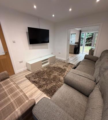 3 Bed Home From Home Contractor & Family Stay DY5