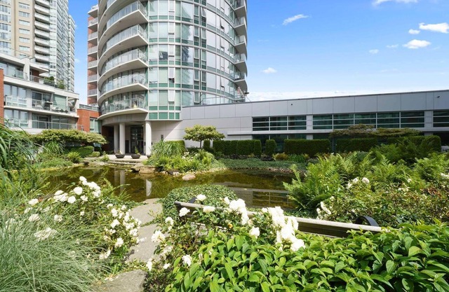 3 bed Subpenthouse Ocean&Mountain Views Downtown