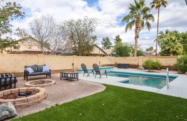 3 Bedroom 2 Bath - Sleeps 7 with Pool - Near the Chandler Mall
