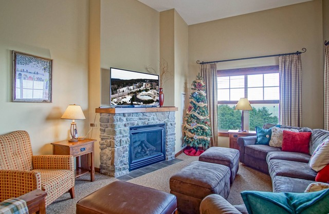 3 bedroom, 2 Full Baths, Slope Side. Outdoor Hot Tubs on Site. Ski Lift overlook.
