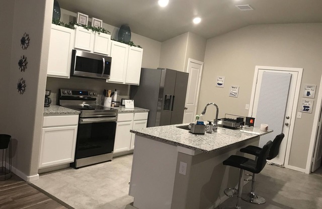 3 Bedroom 2 Bath !! Cozy and warm safe space