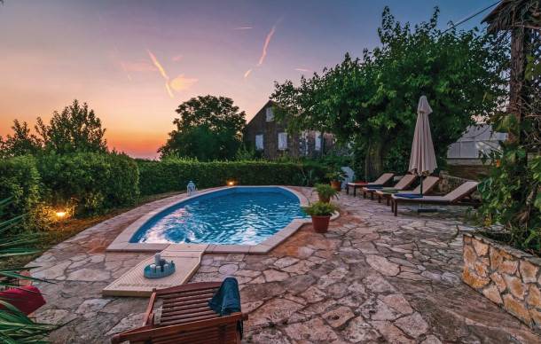 3 bedroom accommodation in Nerezisca