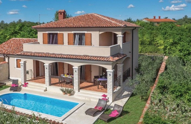 3 bedroom accommodation in Divsici