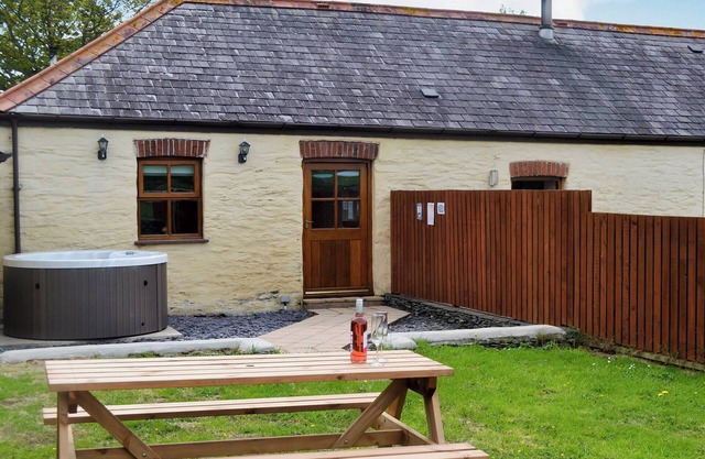 3 bedroom accommodation in Llanynghenedl, near Holyhead