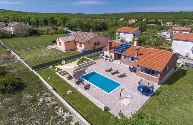 3 bedroom accommodation in Labin