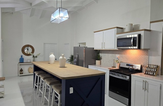 3-bedroom apartment in welcoming Grande Riviere with WiFi, AC