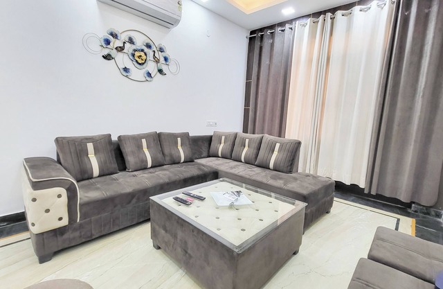 3-bedroom apartment in marvelous Delhi with WiFi, AC