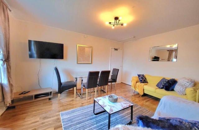 3 Bedroom Aprtmt at Sensational Stay Serviced Accommodation Aberdeen- Froghall Avenue