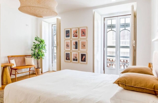 3-bedroom Apt with Private Patio in Cacilhas!