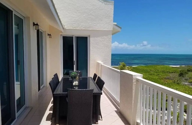 3 bedroom beachfront penthouse with stunning views!