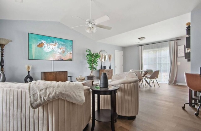 3-bedroom beauty/a few minutes from the Jacksonville airport is waiting for you!
