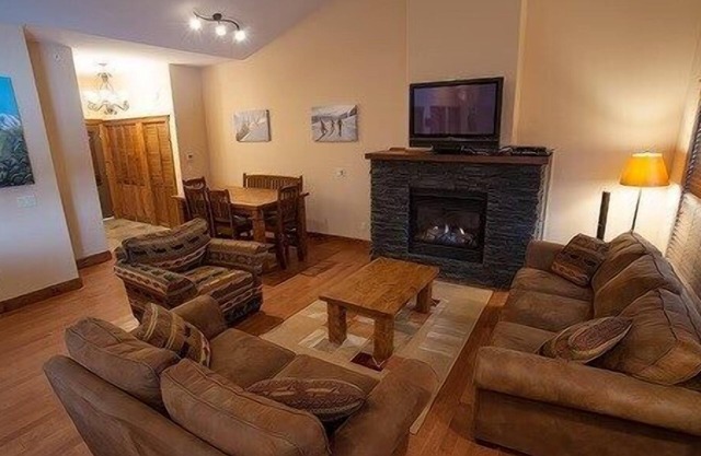 3 Bedroom Condo with PRIVATE HOT TUB | BBQ Grills + FREE Wi-Fi