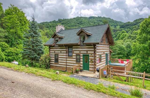 3 Bedroom Historic Cabin with Elegant Views, Pond, Hot Tub & Paved Access