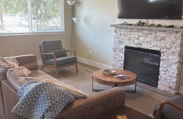 3-bedroom home close to Airport. Beutifully decorated.