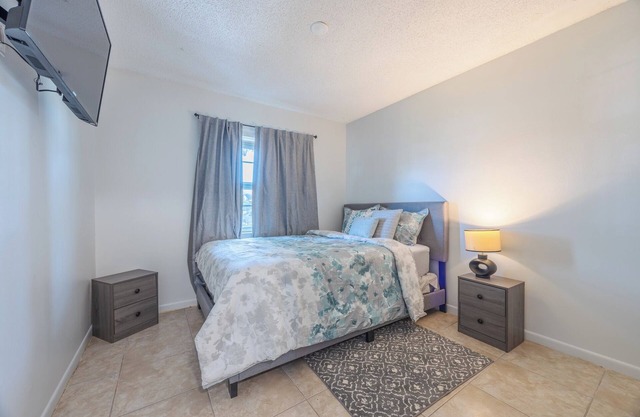 3-bedroom house in charming Royal Palm Beach with AC, WiFi, barbecue