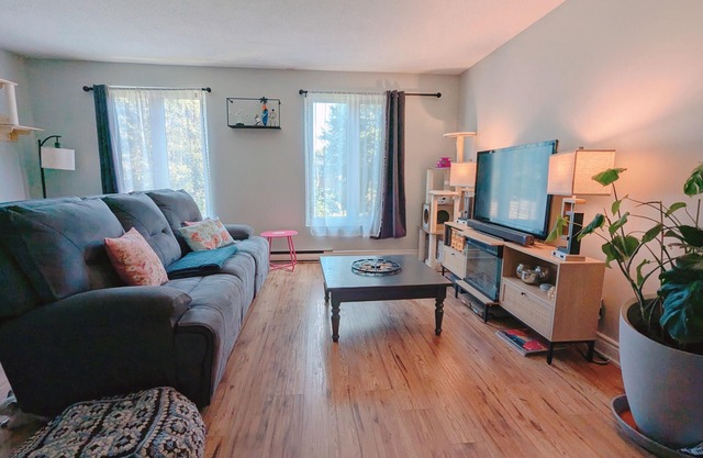 3-bedroom house in charming Port Hope with AC, Pet Friendly,