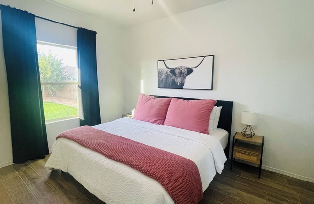 3-bedroom house in El Paso with KING SIZE BED