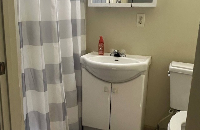 3-bedroom house in delightful Circleville with AC, WiFi. Enjoy a cozy stay